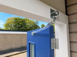 Stormketting met veer en hoes zware uitvoering deuren 40 tot 60 kg verzinkt afbeelding 2